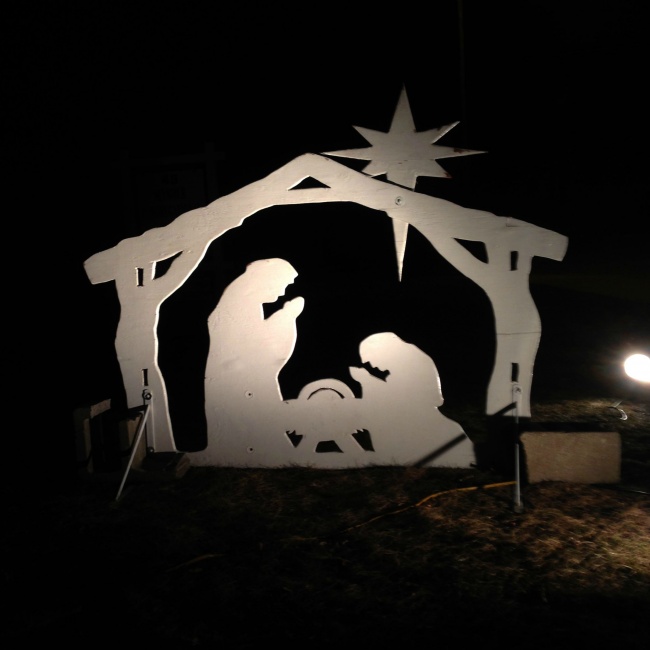   Khung trang trí Giáng sinh lại khiến nhiều người nhìn ra hình ảnh 2 chú khủng long bạo chúa đang tranh đấu  