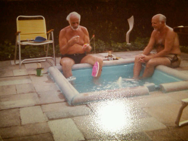 Ông tôi suốt ngày sang tận hưởng 'tiệc bể bơi' bên nhà bạn. Và đây là cái bể