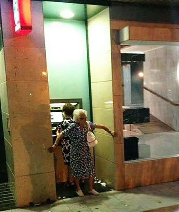 Nhân viên bảo vệ cho ATM, quá an toàn luôn!
