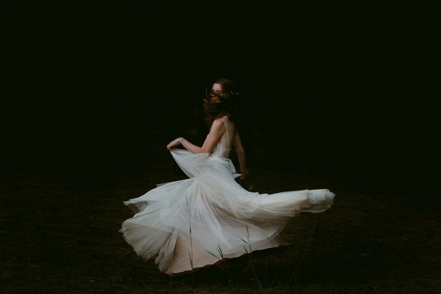 Sự tương phản giữa bóng tối và màu váy sáng của cô dâu, sự chuyển động của tà váy tạo nên bức ảnh sống động.
