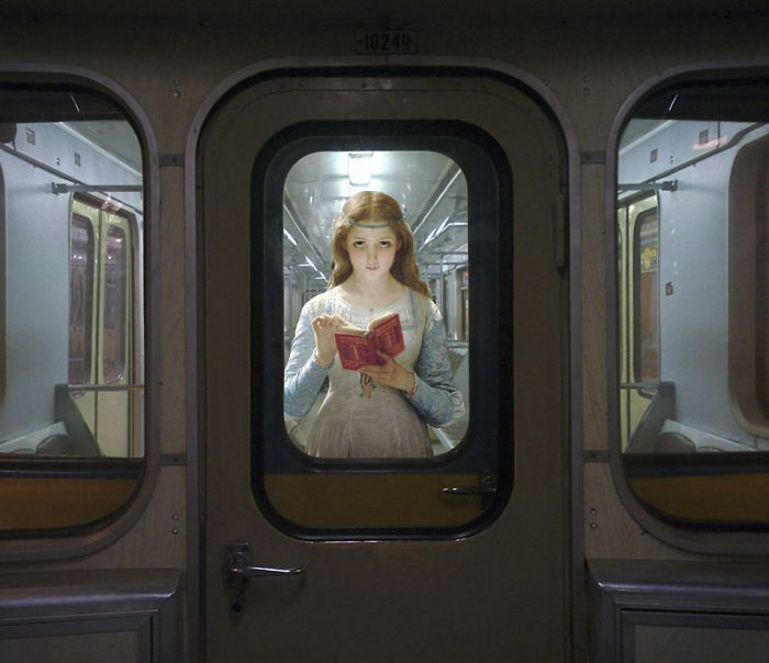 Cô gái thư thả đọc sách được đặt 'vừa khớp' vào khung cảnh tàu điện hiện đại.
