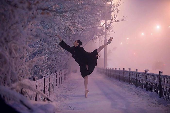 Nữ vũ công tạo dáng múa ba lê giữa thời tiết âm 41 độ.