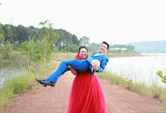 Ảnh cưới đáng yêu của cặp đôi số 10 gây sốt cộng đồng mạng