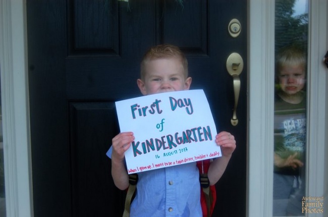 Con trai tôi đã có ngày đầu tiên vui vẻ tới trường mẫu giáo. Nhìn mặt bạn nó thì biết!