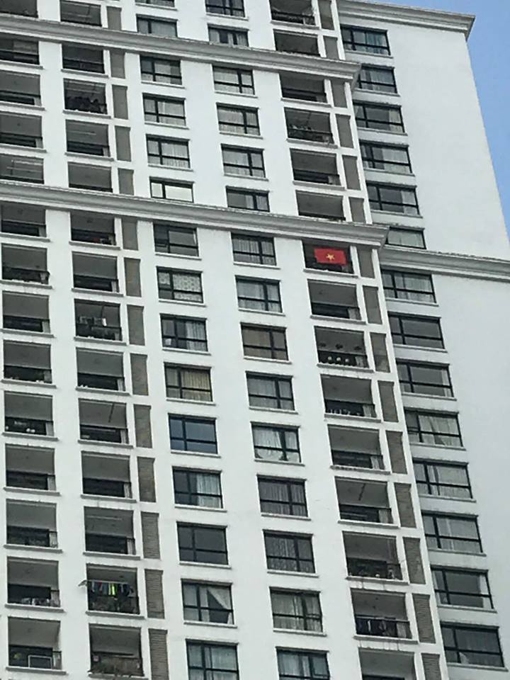 Là cờ đỏ rộng lớn trải rộng hết cả ngôi nhà