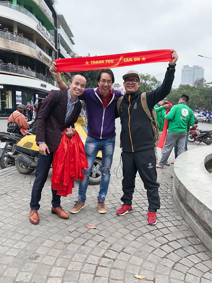 Bình luận viên Trương Anh Ngọc cùng bạn cũng đều là những nhân vật nổi tiếng mang 500 cái khăn đỏ có dòng chữ 'Cám ơn' ra Bờ Hộ tặng cho người hâm mộ đội tuyển U23 Việt Nam. Ảnh: FB Trương Anh Ngọc