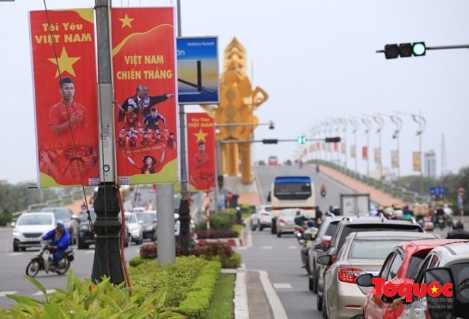 Trên khắp các con phố là màu đỏ của Việt Nam, của tinh thần dân tộc.