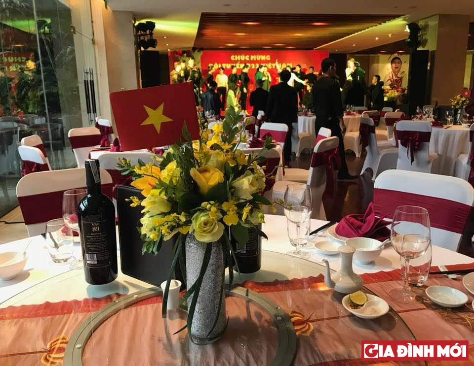 Lá cờ đỏ Việt Nam được trang trọng cắm ở mỗi bàn