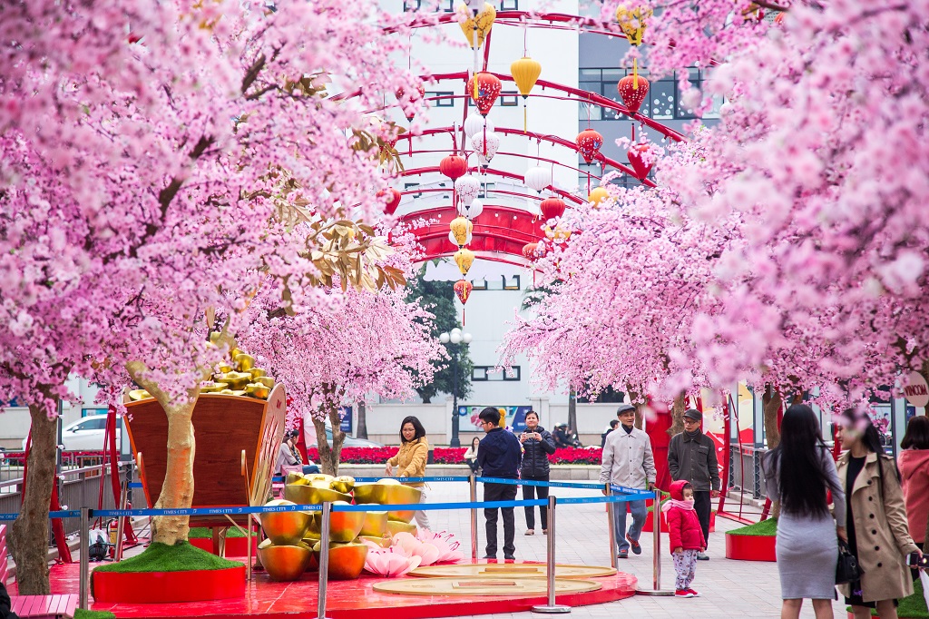 Tại Vincom Mega Mall Times City (Hà Nội), mọi người sẽ được thoải mái bên nhau dạo chơi, lưu lại những hình ảnh Tết hân hoan trên con đường hoa đào ven hồ nhạc nước lãng mạn.