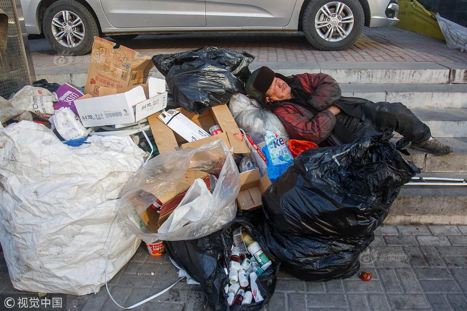 Người đàn ông sống trên đống rác vẫn làm từ thiện và quan niệm gây ngạc nhiên về hạnh phúc 0