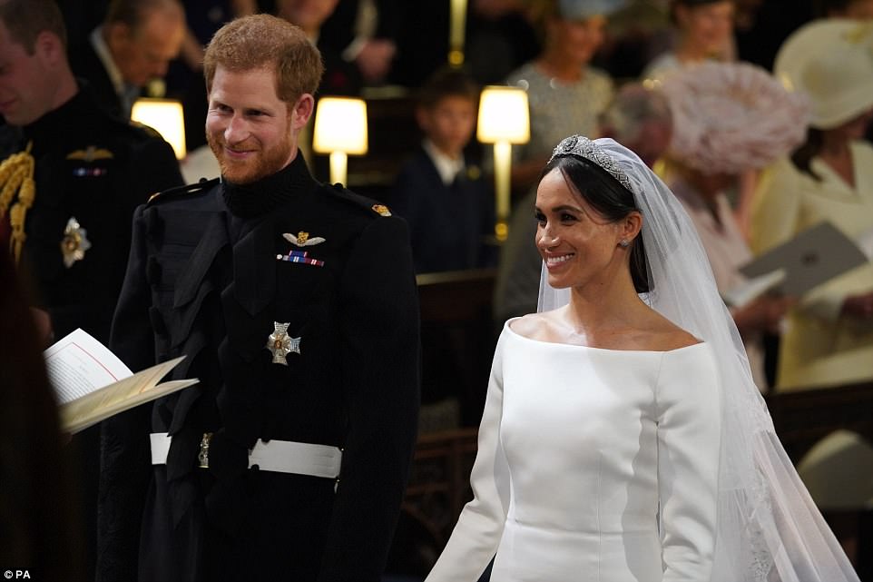 Hoàng tử Harry và cô dâu Meghan hôn nhau đắm đuối trong đám cưới cổ tích 7