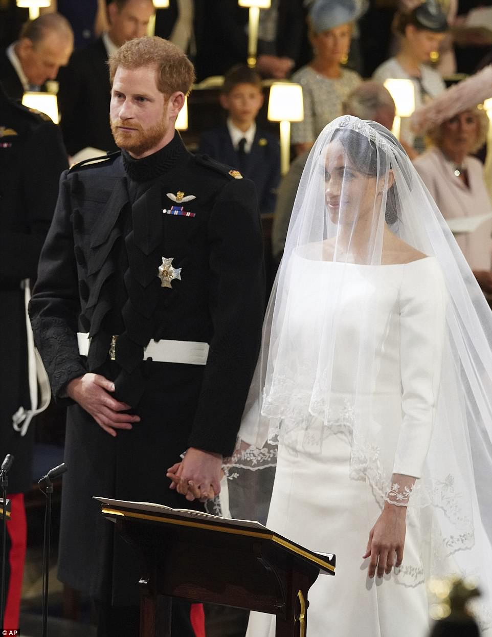 Hoàng tử Harry và cô dâu Meghan hôn nhau đắm đuối trong đám cưới cổ tích 0