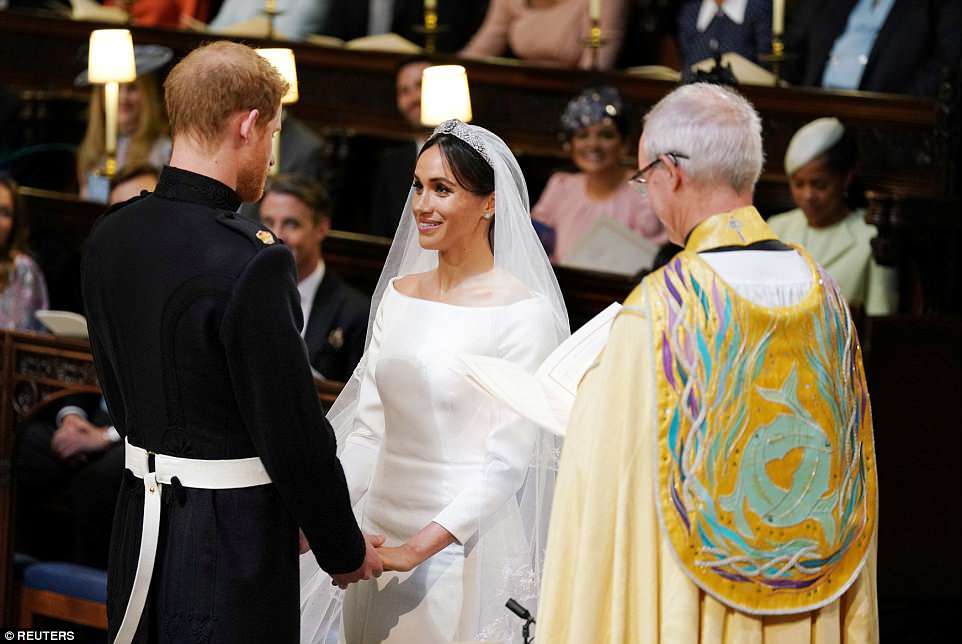 Hoàng tử Harry và cô dâu Meghan hôn nhau đắm đuối trong đám cưới cổ tích 2