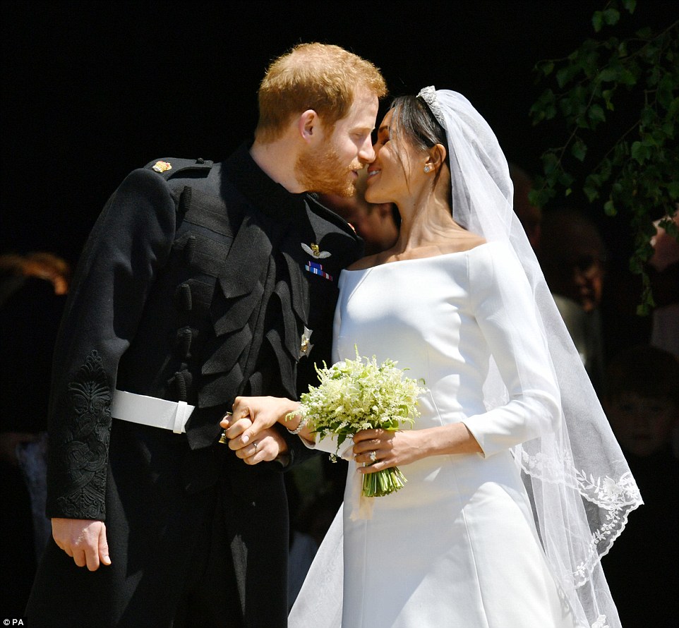 Hoàng tử Harry và cô dâu Meghan hôn nhau đắm đuối trong đám cưới cổ tích 12