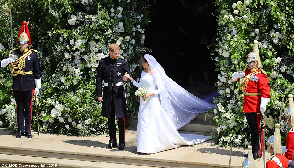 Hoàng tử Harry và cô dâu Meghan hôn nhau đắm đuối trong đám cưới cổ tích 11