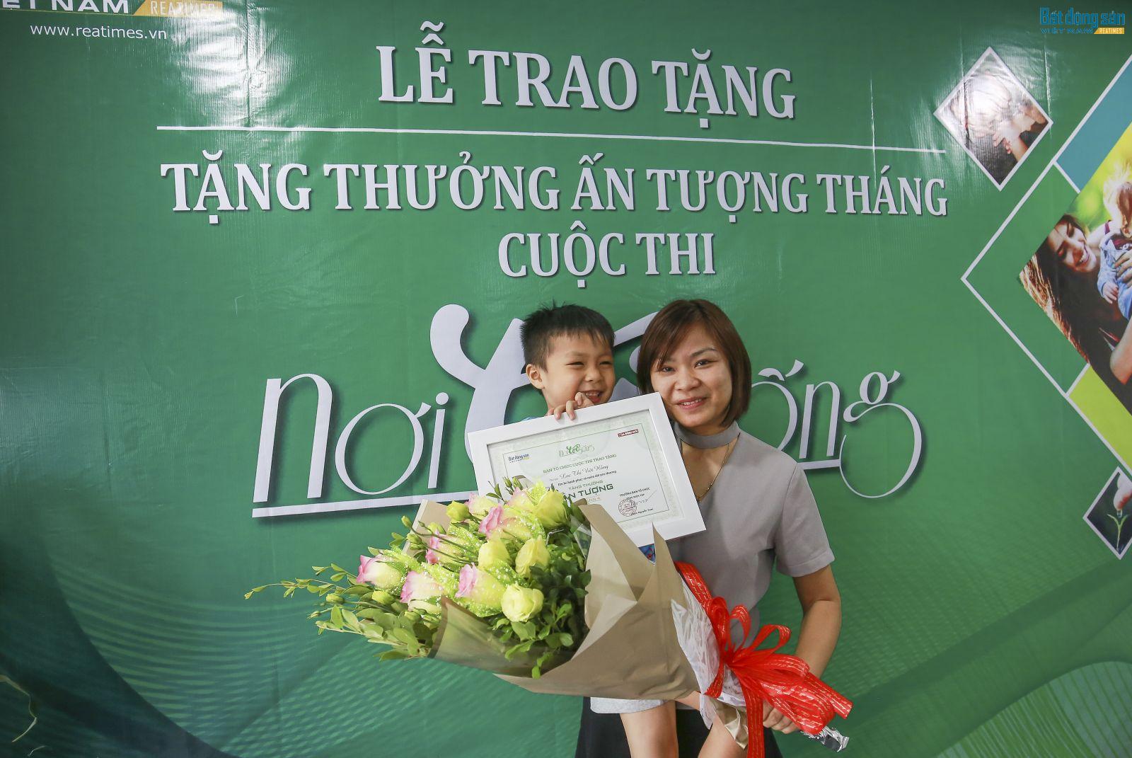 Hai mẹ con chị Lục Thị Việt Hồng, tác giả của bài viết 