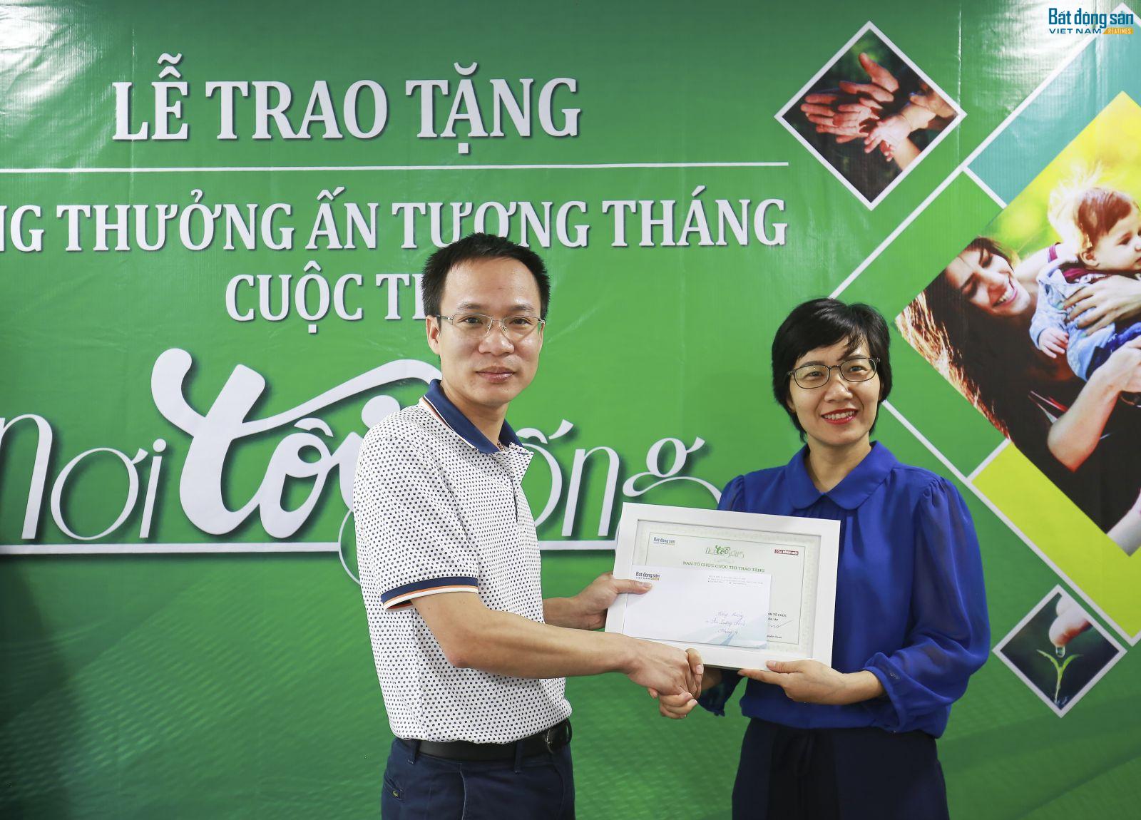 Nhà báo Phạm Nguyễn Toan (bên trái) trao Tặng thưởng cho bài viết ấn tượng nhất