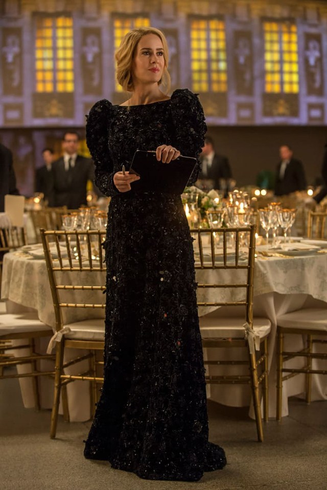 Nhân vật Tammy của Sarah Paulson thì diện bộ váy nhung màu xanh của hiệu Prada mà Paulson tả đó là những gì mà cô ấy mơ ước, về một bữa tiệc Met Gala thật quyến rũ.