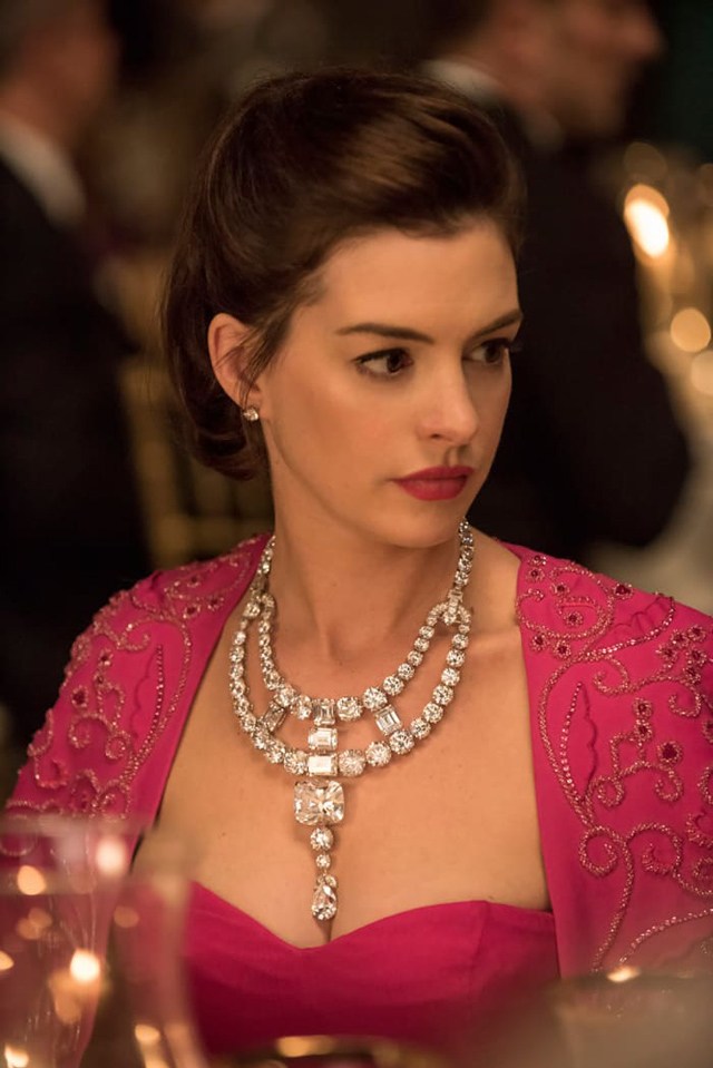 Anne Hathaway, người thủ vai Daphne Kluger, sẽ là chủ nhân của những viên kim cương quý giá. Cô sẽ đeo Toussaint đến dự  buổi lễ Met Gala và đây chính là mục tiêu của vụ cướp lần này.