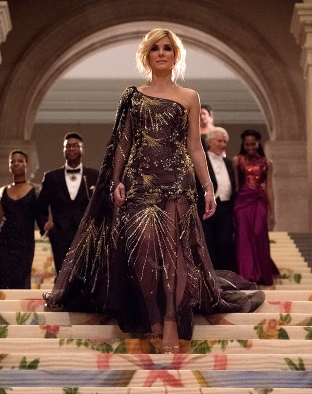 Sandra Bullock lộng lẫy với chiếc váy được thiêu bằng chỉ vàng và bạc tỉ mỉ từ nhà mốt người Ý Alberta Ferretti. Chính cô phải thốt lên rằng thiết kế này thực sự là một tác phẩm nghệ thuật.