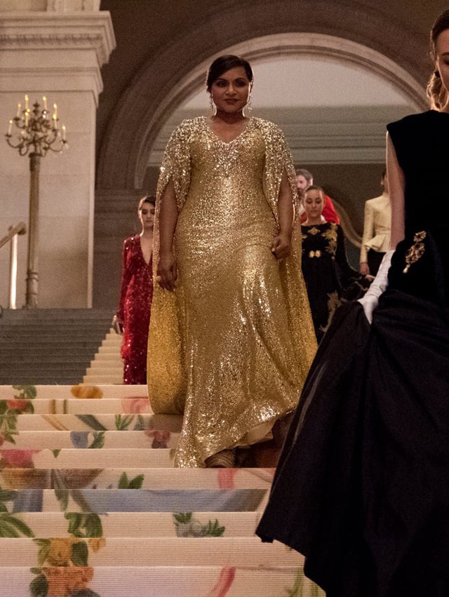 Mindy Kaling – người thủ vai Amita và bộ váy lấp lánh của nhà thiết kế Ấn Độ - Naeem Khan. Thật trùng hợp, đây chính là nhà mốt mà Mindy hâm mộ nhiều năm nay. Cô chia sẻ rằng chiếc váy đúng là ước mơ thành hiện thực của một tín đồ thời trang.