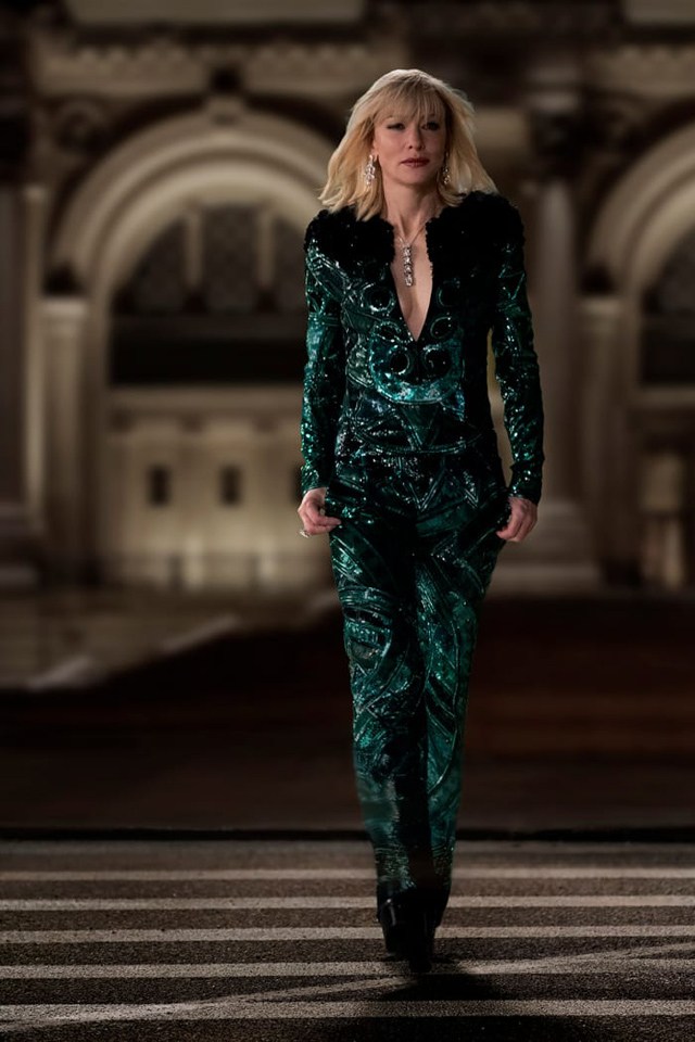 Hãng Givenchy đã mang tới bộ cánh đặc biệt cho Cate Blanchett trong vai Lou. Đó là một bộ jumpsuit sang trọng đính đá lục bảo mang phong cách rất rock n’ roll…theo kiểu David Bowie.