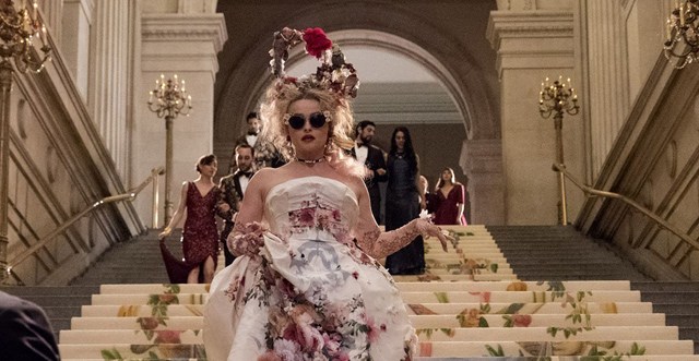 Nhân vật Rose Weil (Helena Bonham Carter) kiêu sa trong thiết kế mang đậm phong cách thập niên 50 của Dolce& Gabbana. Đặc biệt, những bông hồng trên váy đều được vẽ tay hoàn toàn để trông nổi bật hẳn lên.