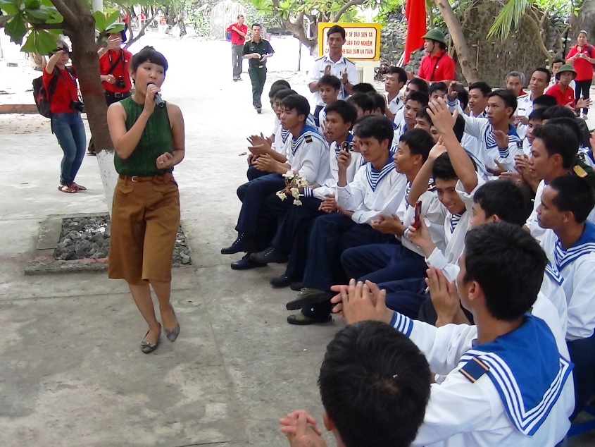 Ca sĩ Thanh Thúy hát cùng lính Sơn Ca