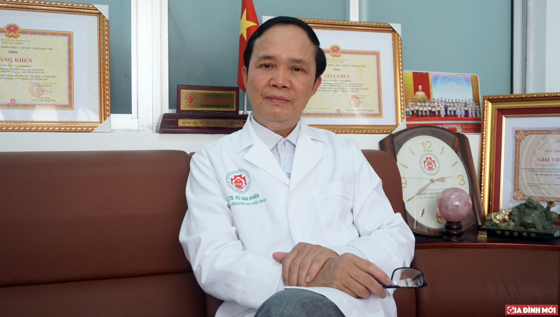 Bác sĩ Vũ Văn Khiên trao đổi về những vướng mắc thường gặp trong chẩn đoán và điều trị chứng ruột kích thích - Ảnh: Hoàng Hiệp
