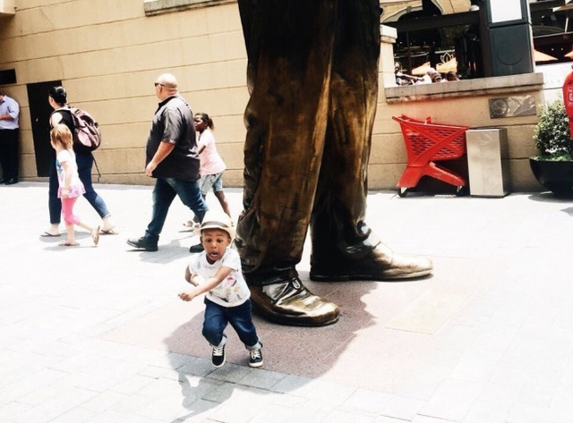 Thằng nhỏ đang chơi ở gần bức tượng khổng lồ thì ông bố hét lên: 