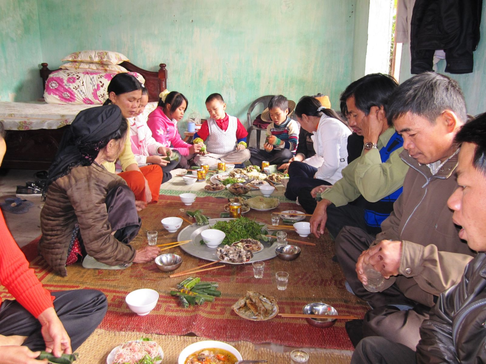 Tình làng nghĩa xóm là ngày tết đến thăm nhau cầu chúc sức khỏe.