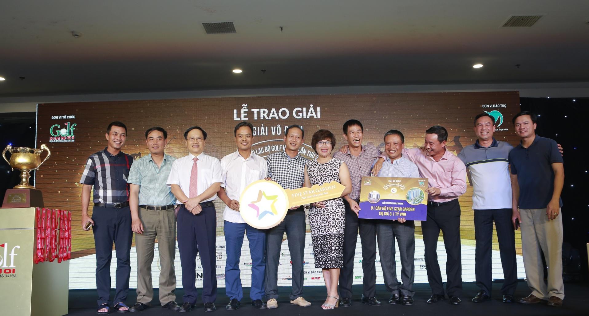 Golfer Ngô Văn Dũng (giữa, áo kẻ) cùng đồng đội vui mừng nhận giải thưởng giá trị được trao bởi ông Phạm Thành Công – Chủ tịch Tập đoàn GFS (thứ 3, từ trái qua).