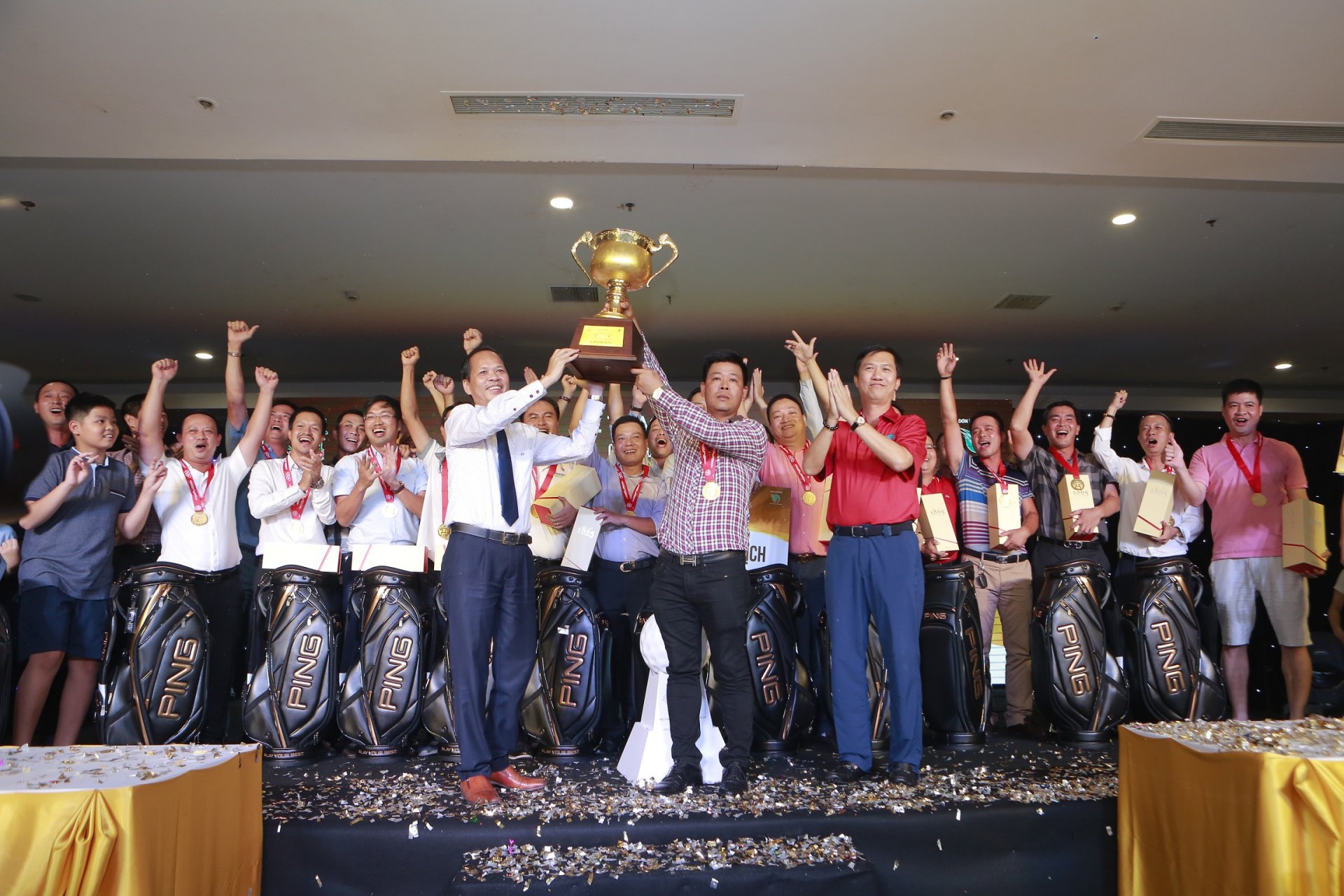 Ông Ngân Văn Chuyên – Phó TGĐ Tập đoàn GFS cùng BTC trao Cúp vô địch cho CLB Golf G&L 9295.