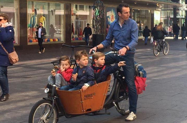 Hớn hở chạy xe đạp giữa khu ở trung tâm Den Haag, Hà Lan.