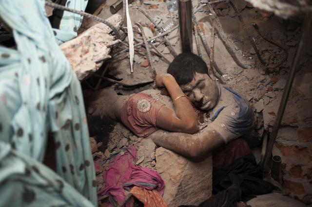   Hình ảnh đau đớn nhưng đầy xúc động, người chồng đến khi chết vẫn ôm chặt vợ mình trong tòa nhà sụp đổ ở thị trấn Savar, ngoại ô Dhaka, Bangladesh.  