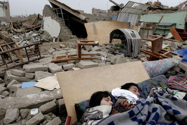   Cặp vợ chồng ngủ say sưa bên cạnh đống đổ nát sau trận động đất. Có lẽ họ đã mất tất cả, nhưng có lẽ họ may mắn còn nhau là đã quá đủ.  