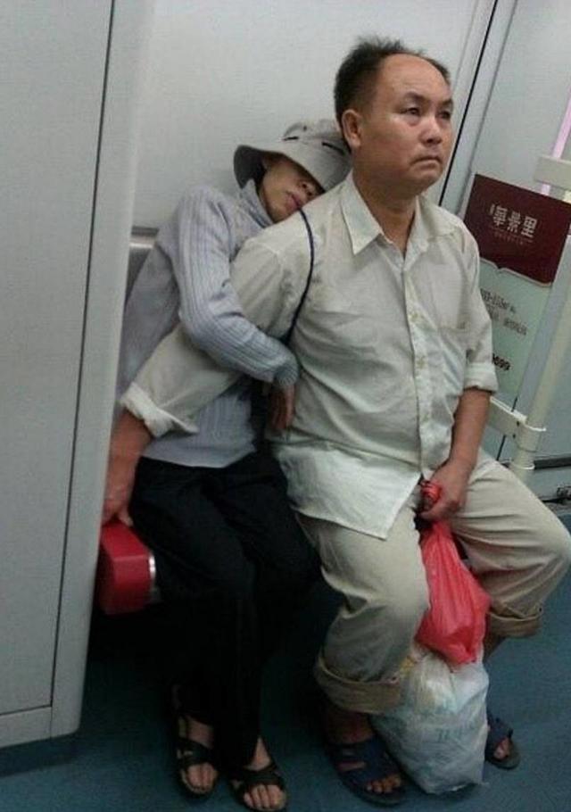   Trên tàu điện ngầm, không có cái ôm, không có nụ hôn, chỉ là trên chỗ ngồi không quá 1m, người đàn ông vươn tay ra cẩn thận để tránh vợ không bị ngã, có thể yên tâm ngủ ngon. Dưới chân họ là một túi thuốc và người đàn ông rất mệt mỏi.  