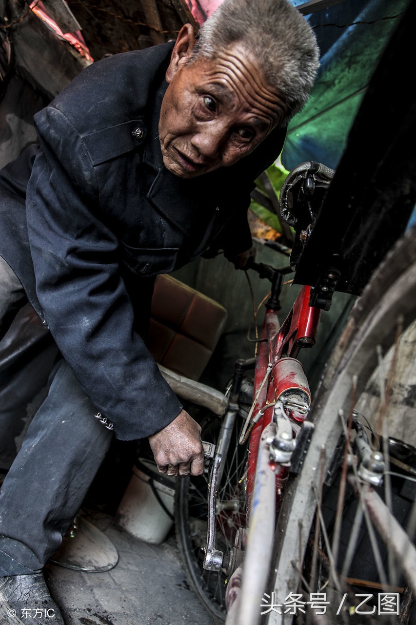 105 tuổi, cụ ông vẫn có thể sửa xe là một điều hiếm thấy.