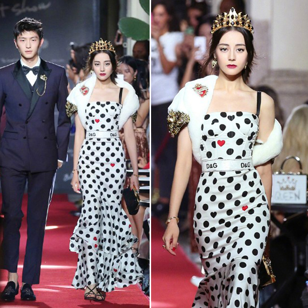   Địch Lệ Nhiệt Ba lần đầu xuất hiện trên sản diễn cũng chọn một chiếc váy chấm bi của Dolce Gabbana đẹp đến 