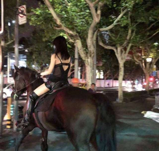 Hot girl cưỡi ngựa quanh thành phố Thượng Hải lúc nửa đêm gây sốt 2