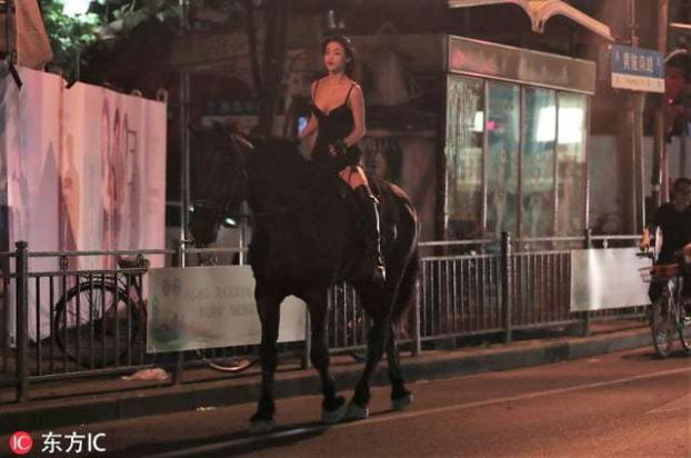Hot girl cưỡi ngựa quanh thành phố Thượng Hải lúc nửa đêm gây sốt 1