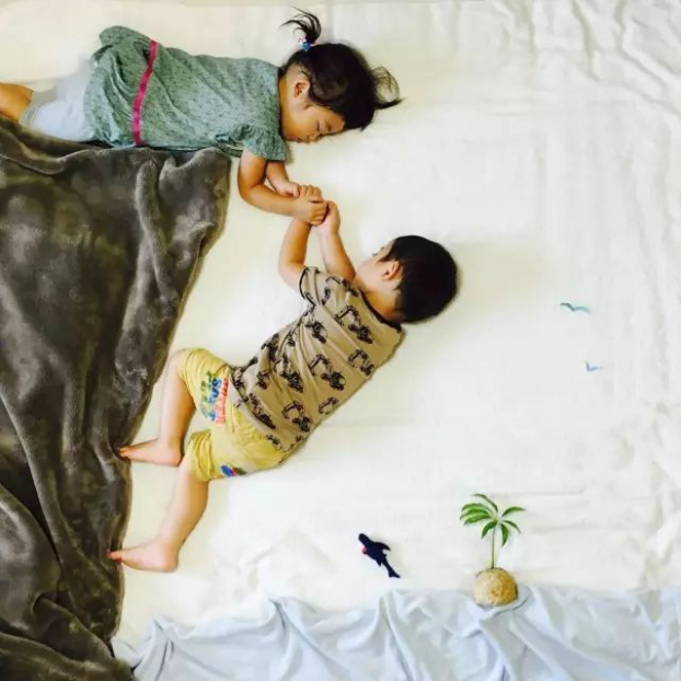 Bà mẹ tận dụng mọi lúc 2 con ngủ để tạo ra bộ ảnh siêu đáng yêu có một không hai 14