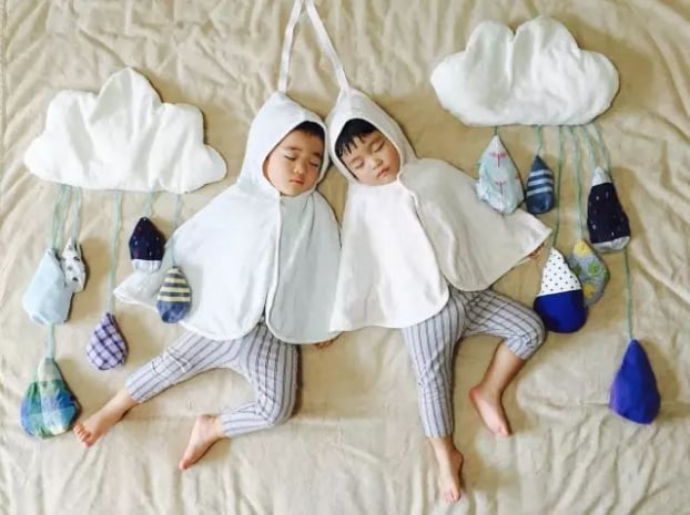 Bà mẹ tận dụng mọi lúc 2 con ngủ để tạo ra bộ ảnh siêu đáng yêu có một không hai 6