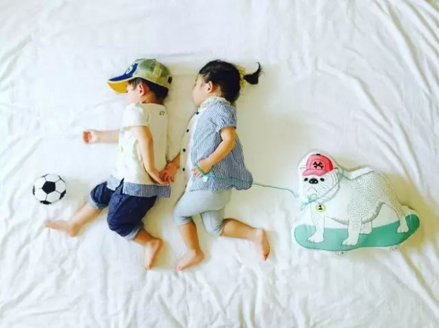 Học mẹ Nhật cách chụp cả 'kho' ảnh sáng tạo cho con từ đồ vật trong nhà 15