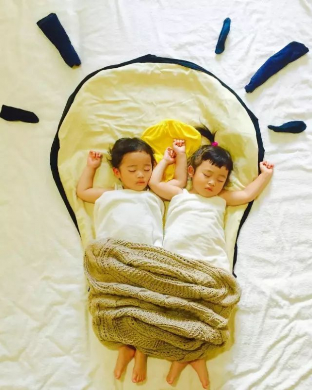 Học mẹ Nhật cách chụp cả 'kho' ảnh sáng tạo cho con từ đồ vật trong nhà 12