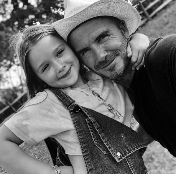 Beckham đạp xe 'hộ tống' con gái yêu Harper đến trường 2