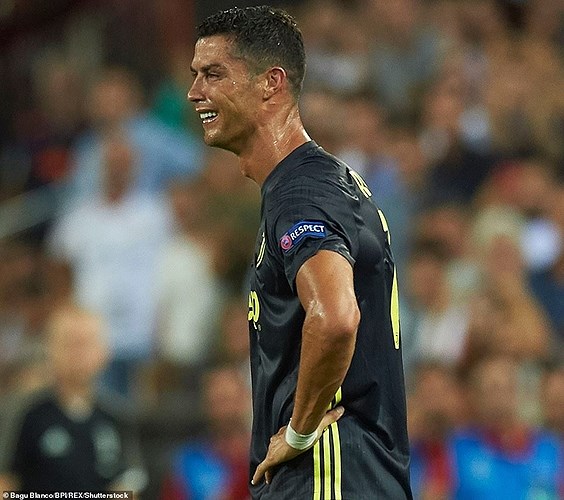 Clip Ronaldo khóc như đứa trẻ vì bị thẻ đỏ khiến fan đứng ngồi không yên 1
