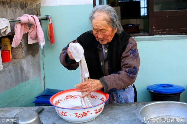 Cụ bà 103 tuổi tiết lộ bí quyết sống thọ với cách uống nước và chải đầu đặc biệt 4