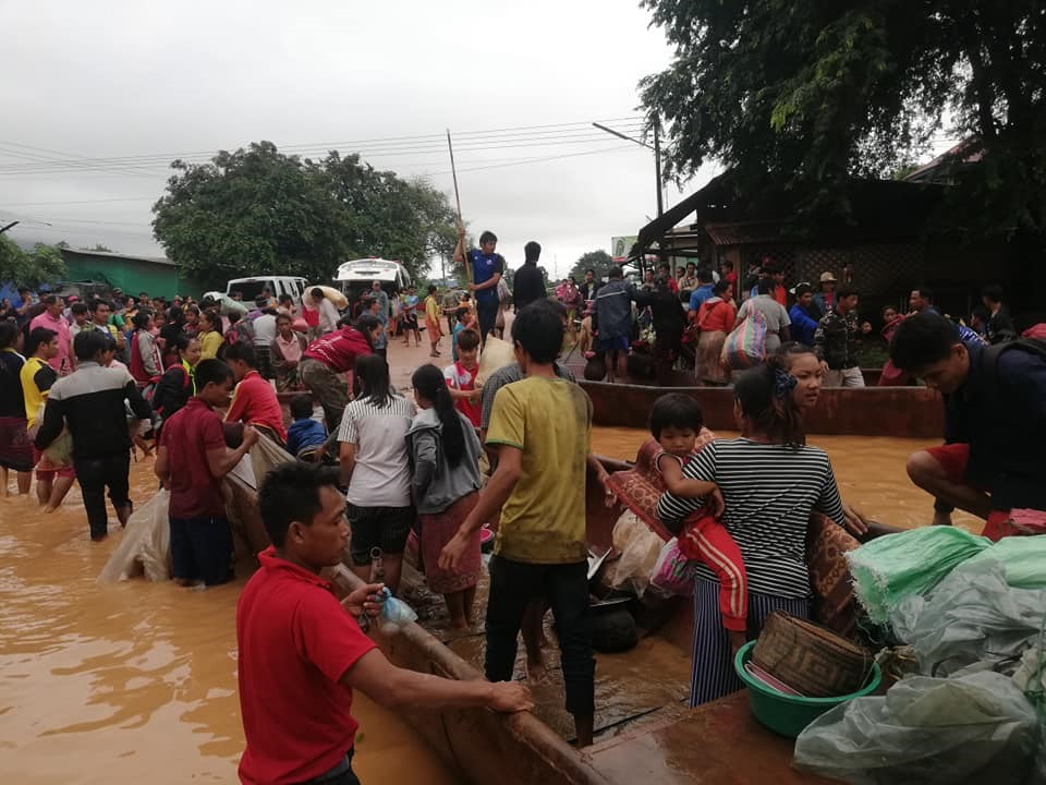 Nhiều thuyền cứu hộ đã được cử đi vào các ngôi làng đang bị cô lập