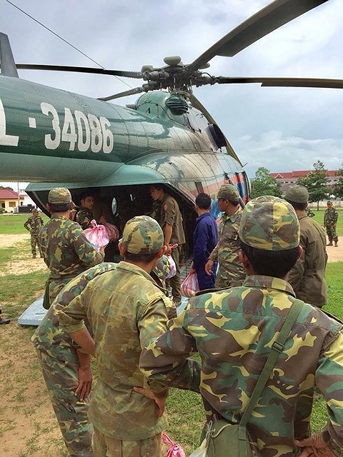 Trực thăng được các nhà chức trách ở tình Attapeu huy động nhằm giải cứu người bị nạn